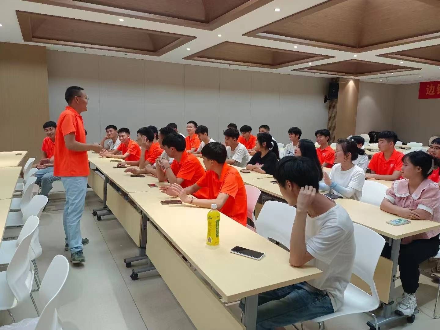 边锋工学院第六期飞鹰班座谈会圆满竣事